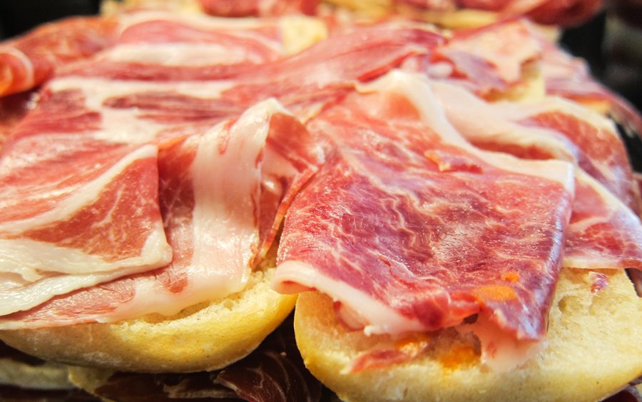 Toasts with tomato and ham Tomato and ham toasts