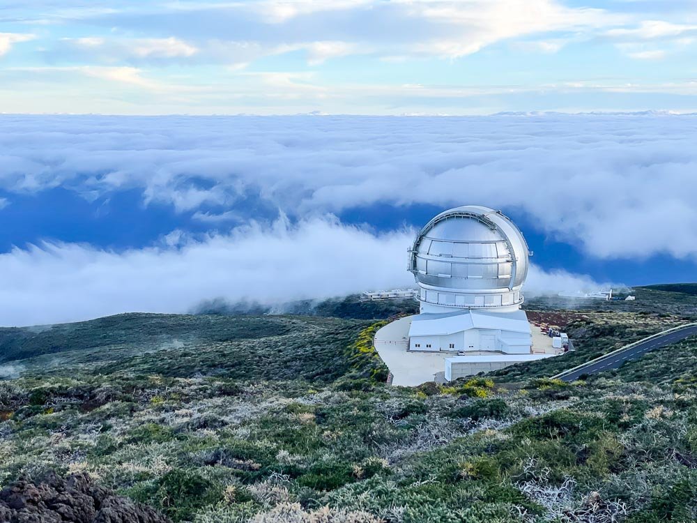 Gran Telescopio de Canarias sobre un mar de nubes.