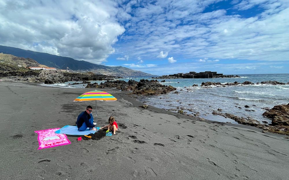Playa de arena de La Palma Familia en una playa de arena negra